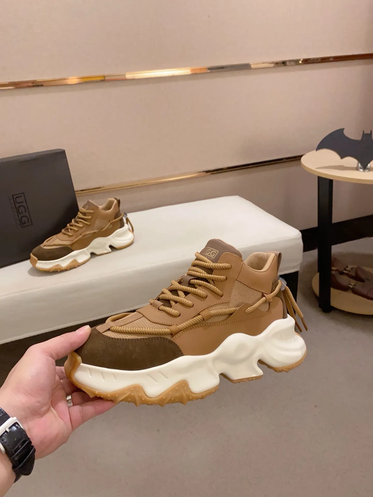 Factory price: 760💰(high-end goods) UGG❄️❄️The latest fashionable men's shoes👟 1:1⃣️Quality, fabric: high-end quality first-layer cowhide imported from Europe. Lining: wool lining, sole: pure imported foam outsole. ❤️High-end goods, fine workmanship, trendy and fashionable. The fit is very classy. If you know the goods, you will not be able to refuse😍😍Number of codes: 39-44